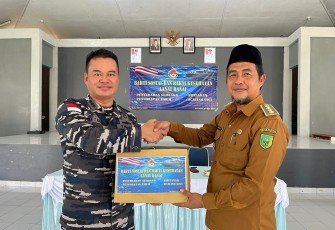 Prajurit Pangkalan TNI AL Ranai (Lanal Ranai) laksanakan Bakti Sosial dan Bakti Kesehatan di Pulau Subi, Senin (26/05/2025)