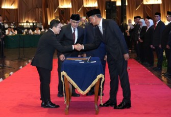 Menteri Dody saat memberikan ucapan selamat pejabat baru usai dilantik, Senin (26/5)
