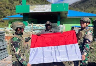 Satgas Yonif 700/Wyc berikan bendera Merah Putih 