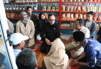 Wamendagri Bima Apresiasi Sentra Pengolahan Bawang Goreng Kabupaten Solok yang Akan Bermitra dengan Kopdes