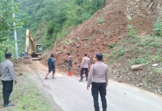 Gerak Cepat Babinsa Koramil 0801/03 Arjosari Atasi Longsor di Wilayah Binaan