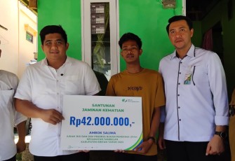 Bupati Bintan Roby Berkunjung ke Rumah Ahli Waris Penerima Manfaat BPJS TK Di Warga Desa Kampung Hilir