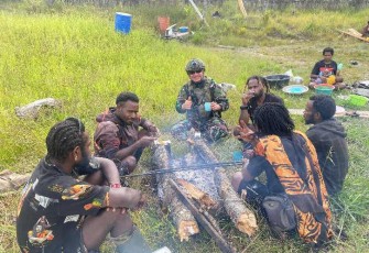 Satgas Yonif 700/Wyc bersama warga Papua