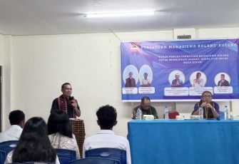 Ketua DPRD Manggarai Barat saat memberikan sambutan pada acara pelantikan Ketua baru Organisasi Perhimpunan Mahasiswa Kolang,Sabtu 21 Juni 2025 di Aula Stikes Unika Ruteng