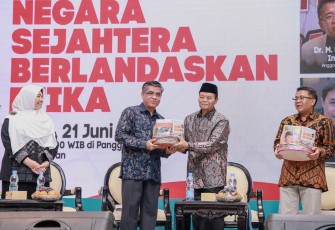 Menteri Ketenagakerjaan, Yassierli saat menjadi narasumber kunci dalam Forum Diskusi Aktual Berbangsa dan Bernegara bertema "Menghadirkan Negara Sejahtera Berlandaskan Etika", yang diselenggarakan oleh Center for Indonesia Reform (CIR) di JICC Senayan, Jakarta, Sabtu (21/6/2025)