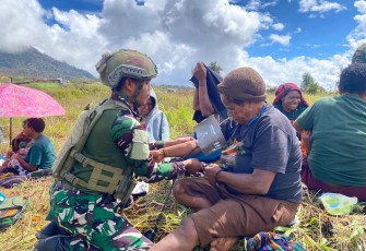 Satgas TNI dan Tetes Harapan di Gigobak