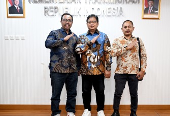 Wakil Menteri Transmigrasi Viva Yoga Mauladi menerima kunjungan Ketua Umum Dewan Pengurus Pusat Perhimpunan Anak Transmigran Republik Indonesia (DPP PATRI) Bambang Sulistiyo dan Sekjen Imam Muhadi