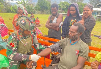 Bakti Sehat Satgas TNI di Pedalaman Wombru