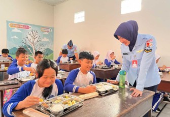 Paket makanan bergizi gratis Lanud Husein Sastranegara Bandung 