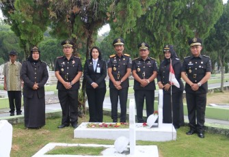 Kakanwil Kemenkum Sumut Pimpin Upacara Tabur Bunga dan Ziarah di Taman Makam Pahlawan