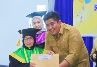 50 Lansia Diwisuda Oleh Bupati Bintan Roby Kurniawan SPWK 
