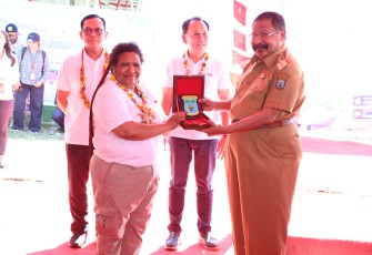 Wakil Menteri Dalam Negeri (Wamendagri) Ribka Haluk mengawal langsung penerbangan perdana maskapai Sriwijaya Air ke Bandara Wamena, Kabupaten Jayawijaya, Papua Pegunungan, Selasa (29/7/2025)