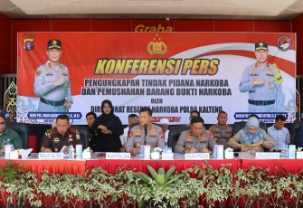 Polda Kalteng menggelar konferensi pers pengungkapan 9,9 kilogram barang bukti jenis sabu di tujuh wilayah Kabupaten/Kota hasil operasi Antik Telabang 2025