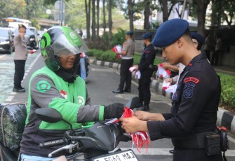 Brimob Metro Jaya Bagikan 5.000 Bendera Merah Putih kepada Warga Jakarta Jelang Hari Kemerdekaan RI