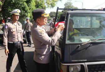 Polresta Banyuwangi Bagikan Bendera Merah Putih Sambut HUT Kemerdekaan RI ke-80