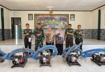 Peninjauan Alsintan Jenis Portable Water Pump di Kodim 0801/Pacitan, Rabu (6/8)
