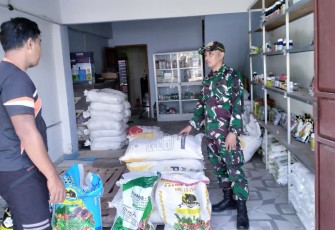 Babinsa Kodim Ponorogo Pantau Kios Pupuk Bersubsidi untuk Petani
