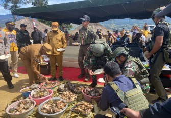 Pangkogabwilhan III Kunjungi Kabupaten Puncak Serahkan Bantuan untuk Pengungsi