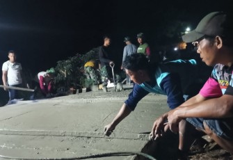 Kejar Target, Satgas TMMD 125 Kodim 1419/Enrekang Lembur Kerjakan Pengecoran Jalan 