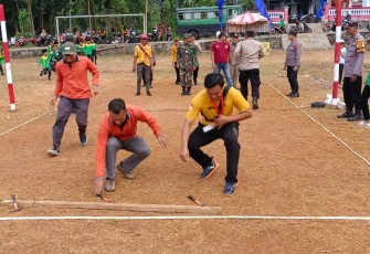 Babinsa Koramil Kendal Bersama Babinkamtibmas Berikan Pengamanan Perlombaan HUT RI di Wilayah Binaannya