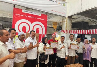 Penyerahan hadiah lomba HUT RI ke 80 di PUD Pasar Medan