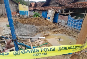 Salah satu sumur minyak illegal di Desa Gandu yang di garis polisi paska kebakaran sumur minyak yang merenggut nyawa 4 orang warga