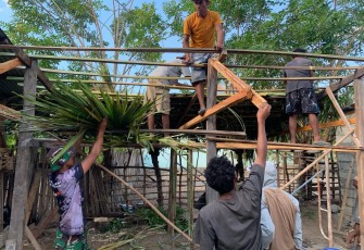 Karya Bakti Satgas Pamtas Mewujudkan Dapur Impian di Desa Humusu Wini