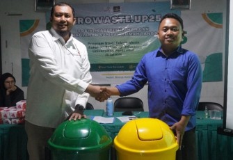 Penyerahan unit tempat sampah pilah dari tim PkM UPER kepada Desa Barengkok