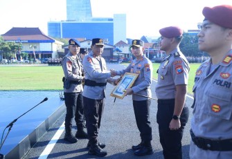 Kapolda Jatim Irjen Pol Nanang Avianto saat memberikan penghargaan personel berprestasi, Senin (25/8)