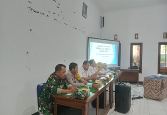 Serma Hadi mewakili Danramil 05/Bandar mengikuti rapat realisasi PHBN di wilayah desa binaan 