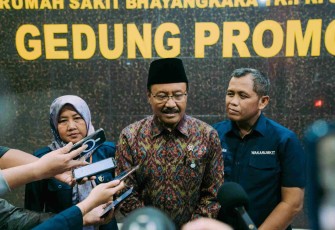 Menteri Sosial Saifullah Yusuf (Gus Ipul) usai mengunjungi korban luka berat dalam insiden unjuk rasa di RS Polri Kramat Jati, Jakarta Timur, Kamis (4/9/2025)