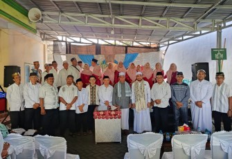 Jamaah dan pengurus Masjid Al-Iklas Girian Permai saat merayakan Maulid nabi Muhammad Saw yang dirangkaikan dengan pemilihan pengurus BTM