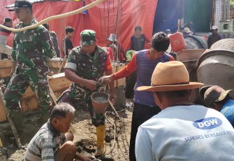 TNI dan Warga Sambirejo Bergandengan Tangan Bangun Masjid Desa