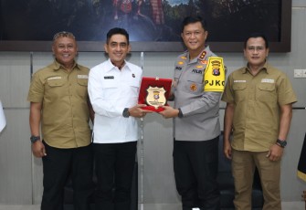 Kapolda Kalimantan Tengah (Kalteng), Irjen Pol Iwan Kurniawan, S.IK., M.Si. menerima hasil kajian dari tim Praktek Kerja Dalam Negeri (PKDN) Sekolah Staff Pimpinan Tinggi (Sespimti) Polri Dikreg 34, Gel II tahun 2025