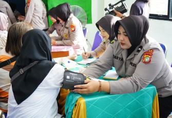 Polwan Polda Metro Jaya Gelar Bakti Kesehatan dan Kunjungi Korban Penyiraman Air Keras