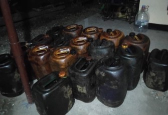 Puluhan Jeriken berisi minyak mentah dari Ledok diamankan di Mapolsek Sambong