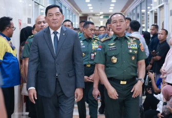 Panglima TNI Jenderal TNI Agus Subiyanto bersama Menteri Pertahanan (Menhan) RI Sjafrie Sjamsoeddin, didampingi para Kepala Staf Angkatan, menghadiri rapat kerja bersama Komisi I DPR RI