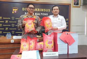 Kabidhumas Kombes Pol Erlan Munaji, S.IK., M.Si. ,saat konferensi press di Kantor Ditreskrimsus, Mapolda setempat, Selasa (16/9/2025) 