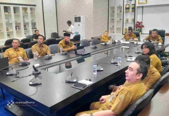 Wakil Wali Kota Tanjungpinang, Raja Ariza didampingi Sekretaris Daerah, Zulhidayat dan Asisten Administrasi Perekonomian dan Pembangunan Elfiani Sandri, mengikuti Rapat Pengendalian Inflasi