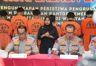 Kapolda Sumsel Irjen Pol Andi Rian R Djajadi saat memberikan keterangan pers, Kamis (18/9)