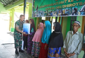 Dandim 0803/Madiun Letkol Kav Widhi Bayu Sudibyo memberikan bansos ke masyarakat 