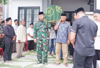 Prosesi pemakaman almarhum bapak Sayuti 