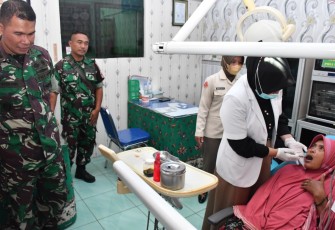 Dandim 0802/Ponorogo Letkol Inf Dwi Soerjono meninjau baksos kesehatan masyarakat, Minggu (21/9)