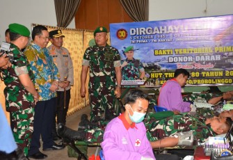 Danrem 083/Bdj Kolonel Inf Kohir bersama Walikota Probolinggo dr H Aminuddin meninjau baksos kesehatan, Minggu (21/9)