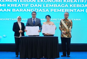 Menekraf Teuku Riefky Harsya MoU dengan Kepala LKPP Sarah Sadiga di Jakarta, Senin (22/9)