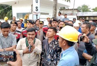 Puluhan mahasiswa bersama masyarakat Aceh Singkil menggelar aksi unjuk rasa di depan pabrik PT Socfindo Lae Butar, Selasa (23/9/2025)