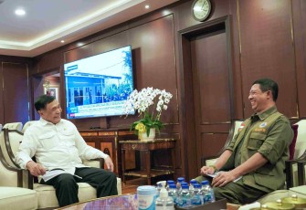 Kepala Badan Nasional Penanggulangan Bencana (BNPB) Letjen TNI Dr. Suharyanto S.Sos., M.M., menyambangi kantor Kementerian Koordinator Bidang Politik dan Keamanan (Kemenko Polkam) di Jalan Merdeka Barat, Jakarta