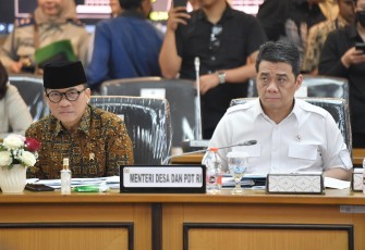 Menteri Desa dan Pembangunan Daerah Tertinggal (Mendes PDT) Yandri Susanto dan Wakil Mendes PDT Ahmad Riza Patria menghadiri Rapat sekaligus Mendengarkan Masukan para Petani Terkait Strategi Percepatan Pelaksanaan Reforma Agraria di Ruang Rapat Komisi XIII Gedung Nusantara II, Rabu (24/9/2025).