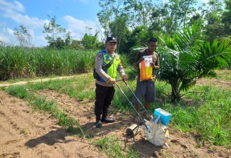 Bhabinkamtibmas Polsek Belitang III Laksanakan Program Ketahanan Pangan I Hektar I Desa Nusa Bakti
