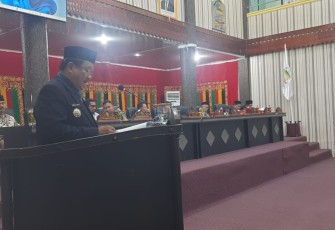 Bupati Aceh Singkil, H.Safriadi Oyon, SH, saat menyampaikan nota pengantar rancangan perubahan Kebijakan Umum Anggaran (KUA) dan Prioritas Plafon Anggaran Sementara (PPAS) 2025 dalam rapat paripurna DPRK, Senin, (22/9/2025) 